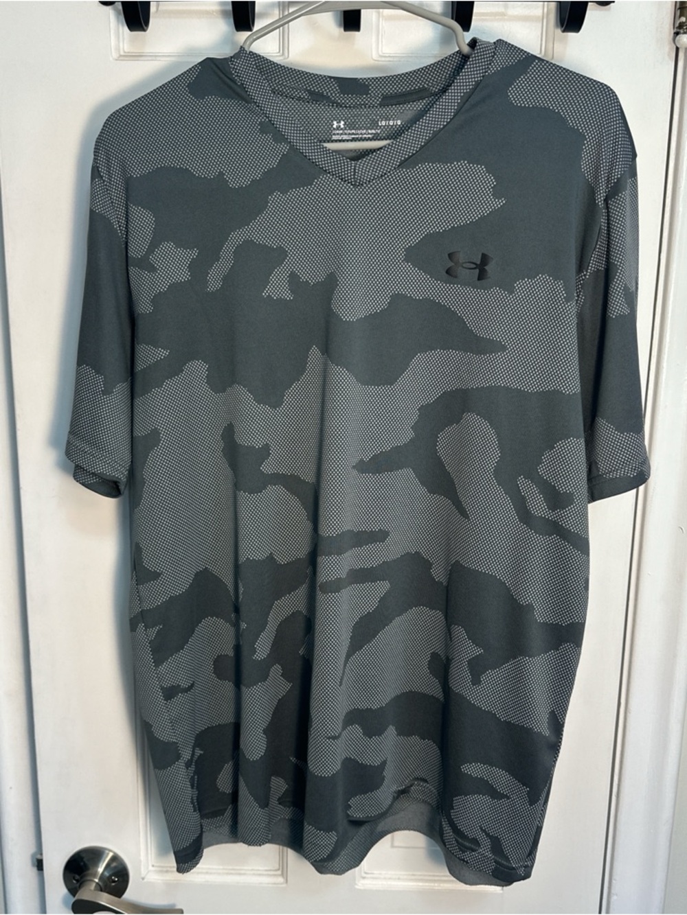 Under Armour Men’s Dark Gray Camo Short Sleeve V-Neck Performance Tee Large